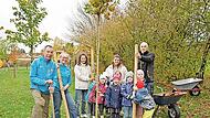 Die LG-Akteure zusammen mit einigen Kita- Kindern nach dem Einpflanzen des 2,20 Meter großen Kugelahornbaumes im Garten der Kita St. Elisabeth in Ludwigschorgast.