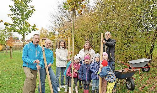 Die LG-Akteure zusammen mit einigen Kita- Kindern nach dem Einpflanzen des 2,20 Meter großen Kugelahornbaumes im Garten der Kita St. Elisabeth in Ludwigschorgast.