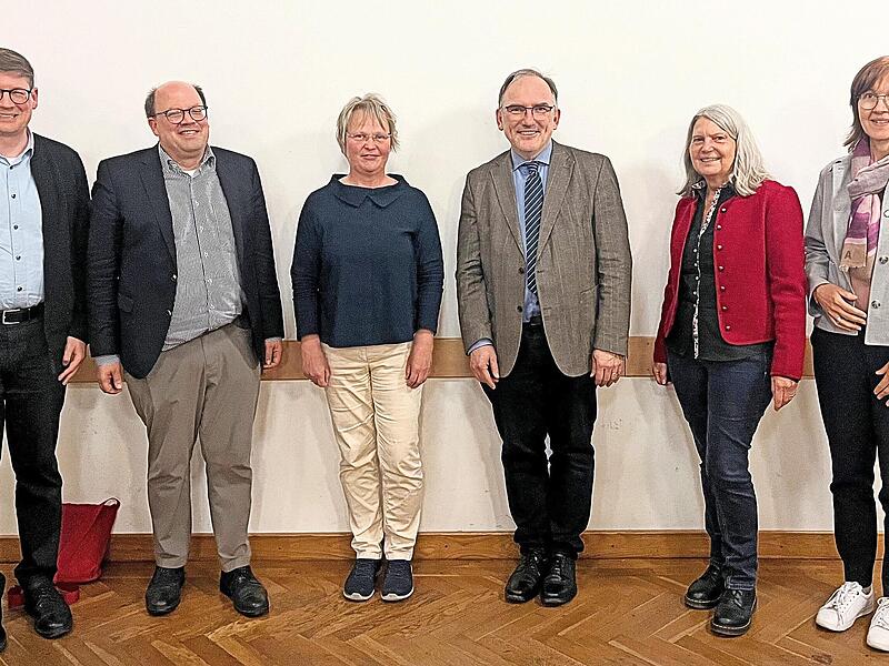 Martin Messingschlager, Prof. Mirko Kraft, die neue Vorsitzende, Diakonin Andrea Hofmann, Dekan Andreas Kleefeld, Vera Sch&uuml;ler-Rei&szlig; und Angelika Rosenbauer-Chukwu (v.l.).