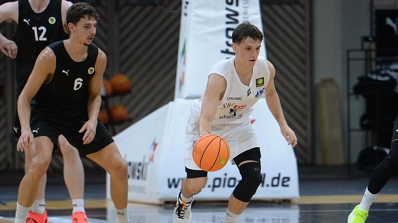 Adrain Petkovic (mit Ball, links: der Ex-Bamberger Moritz Plescher im Bayreuth-Trikot) möchte sich die nächsten drei Jahre als Profi in Bamberg etablieren. Adrain Petkovic (mit Ball, links: der Ex-Bamberger Moritz Plescher im Bayreuth-Trikot) möchte sich die nächsten drei Jahre als Profi in Bamberg etablieren.