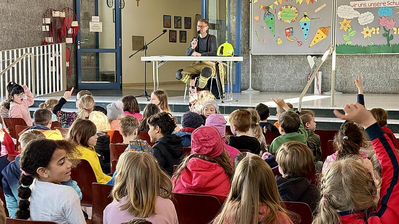 Timo Wendel liest in der Aula der Grundschule Weisendorf den Schülern vor. Timo Wendel liest in der Aula der Grundschule Weisendorf den Schülern vor.