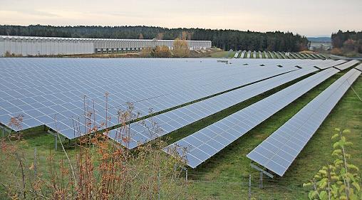 Gro&szlig;e Freifl&auml;chenanlagen gibt es auf Wonseeser Gemeindegebiet an der Autobahn bei Eulersdorf. Im Hintergrund ist die Gem&uuml;sefarm zu sehen.