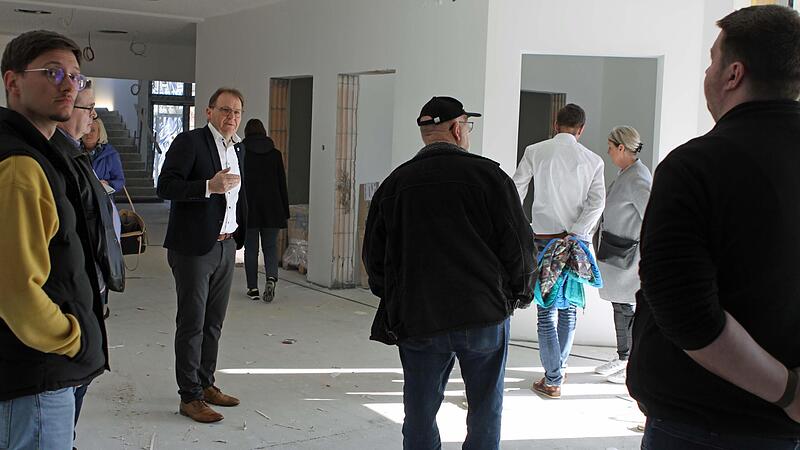Bei der Besichtigung informierte B&uuml;rgermeister Bernd Rebhan die Mitglieder des Bauausschusses.