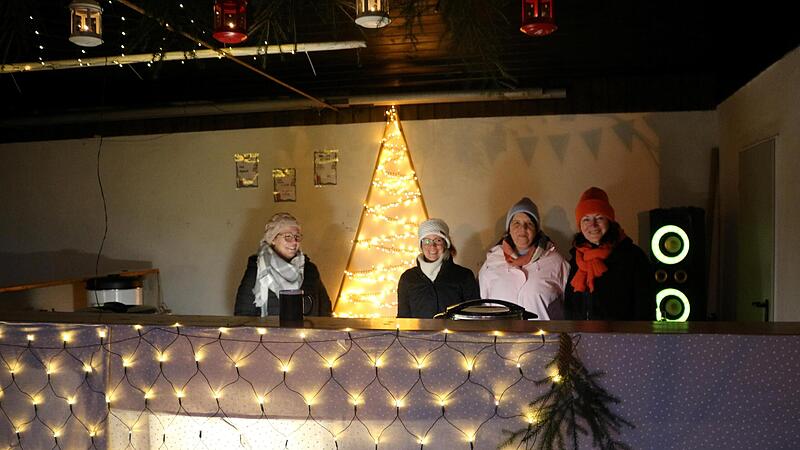 Stimmungsvoll beleuchtet war der Stand der katholischen öffentlichen Bücherei, die auch den Adventsmarkt organisiert hat.