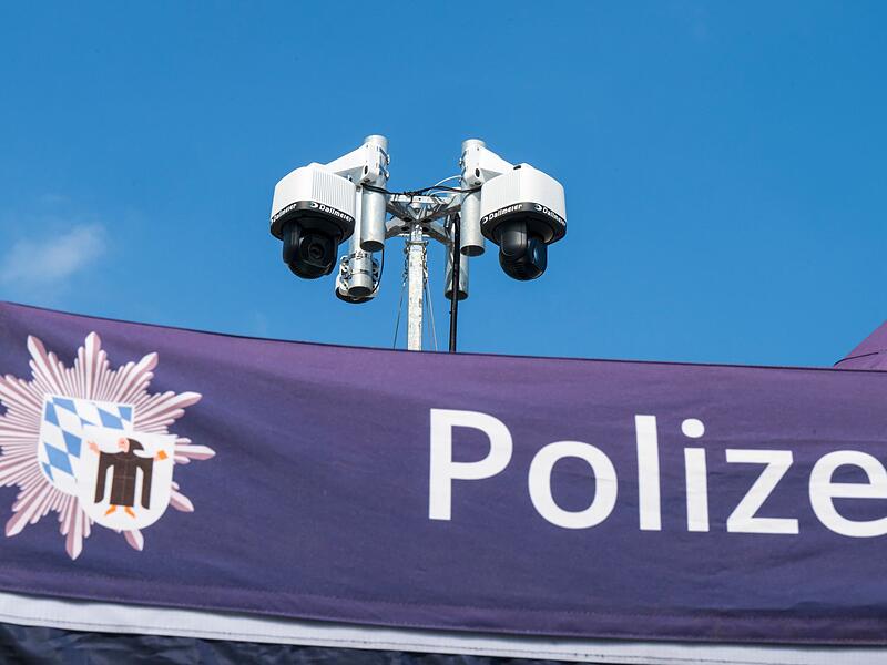 Videotürme der Polizei am Stachus Videotürme der Polizei am Stachus