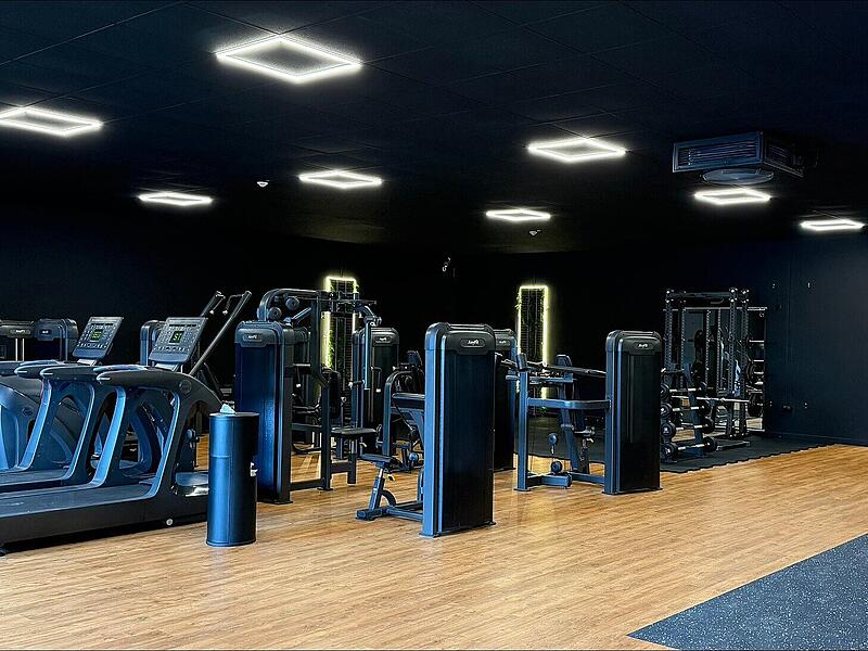 Ein Blick ins Innere: Das Gympod in Kirchehrenbach stellt seinen Mitgliedern moderne Sportausr&uuml;stung zur Verf&uuml;gung.