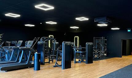 Ein Blick ins Innere: Das Gympod in Kirchehrenbach stellt seinen Mitgliedern moderne Sportausr&uuml;stung zur Verf&uuml;gung.