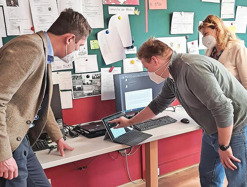 Schulverbandsvorsitzender Oliver Plewa, Digitalisierungsbeauftragter Andreas Hammer und Schulleiterin Evelyn Kohl-D&uuml;mlein (von links) machen sich mit den neuen Ger&auml;ten an der Grundschule in Mitwitz vertraut.