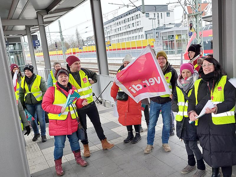 Gut 80 Streikende sammelten sich in Forchheim, von dort ging es zur Kundgebung nach N&uuml;rnberg.Forchheim & Fr&auml;nkische Schweiz