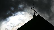 Missbrauchsfälle von Seelsorgern werfen seit Jahren dunkle Schatten auf die katholische und evangelische Kirche.