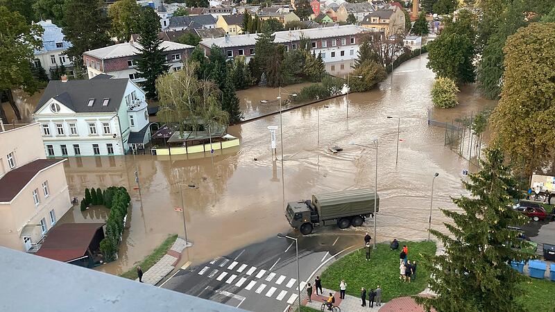 Die Stadt Opava/Troppau steht nach dem heftigen Dauerregen unter Wasser. Dort, wo es zur&uuml;ckgeht, wird die Verw&uuml;stung deutlich.