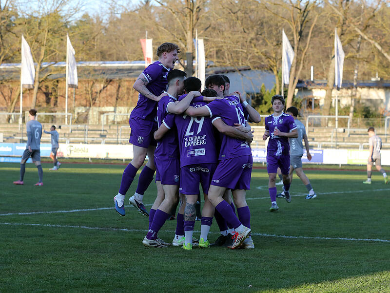 Zweimal Luca Ljevsic: FC Eintracht Bamberg schlägt Jahn Regensburg II klar Luca Ljevsic (vorne) wird von seinen Teamkollegen nach dem 2:0 geherzt. Mit dem Doppelpack gegen Jahn Regensburg II meldet sich der FC Eintracht im Aufstiegskampf zurück.