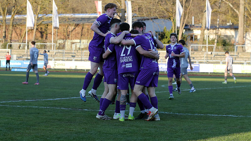 Luca Ljevsic (vorne) wird von seinen Teamkollegen nach dem 2:0 geherzt. Mit dem Doppelpack gegen Jahn Regensburg II meldet sich der FC Eintracht im Aufstiegskampf zur&uuml;ck.