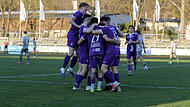 Luca Ljevsic (vorne) wird von seinen Teamkollegen nach dem 2:0 geherzt. Mit dem Doppelpack gegen Jahn Regensburg II meldet sich der FC Eintracht im Aufstiegskampf zur&uuml;ck.