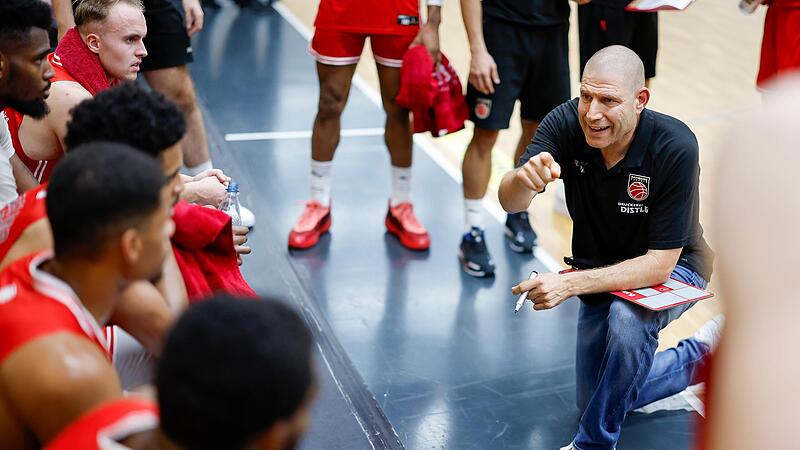 Trainer Oren Amiel spricht in einer Auszeit des Testspiels gegen die Crailsheim Merlins zu seinen Spielern.