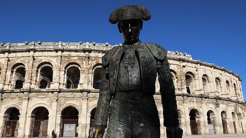 Stierk&auml;mpfe werden in Frankreich zun&auml;chst einmal nicht verboten. Aber die Diskussion l&auml;uft weiter. Das Bild zeigt die Statue des franz&ouml;sischen Matadors Christian Montcouquiol, bekannt als &bdquo;Nimeno II", vor der Arena von Nimes.