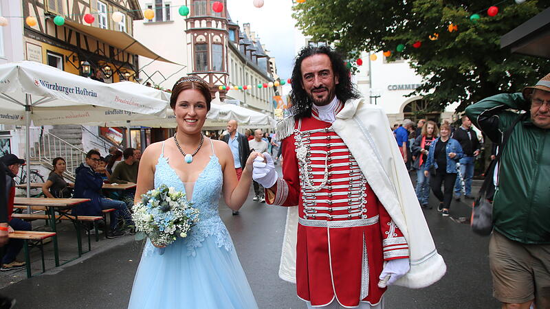 F&uuml;rst R&aacute;k&oacute;czi und Quellenk&ouml;nigin Kathrin I. haben am Marktplatz den Startschuss f&uuml;r das Rakoczy-Fest gegeben.