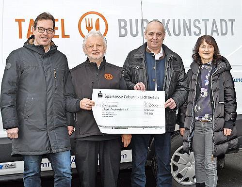 Einen Spendenscheck über 2000 Euro übergaben (v.l.) Jürgen Gäbelein, 1. Bürgermeister Redwitz, Robert Hümmer 1. Bürgermeister Altenkunstadt und Christine Frieß 1. Bürgermeisterin Burgkunstadt an den Tafel-Vorsitzenden Herbert Mayer. Einen Spendenscheck über 2000 Euro übergaben (v.l.) Jürgen Gäbelein, 1. Bürgermeister Redwitz, Robert Hümmer 1. Bürgermeister Altenkunstadt und Christine Frieß 1. Bürgermeisterin Burgkunstadt an den Tafel-Vorsitzenden Herbert Mayer.