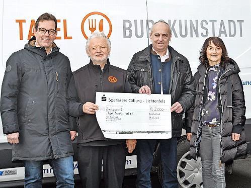 Einen Spendenscheck über 2000 Euro übergaben (v.l.) Jürgen Gäbelein, 1. Bürgermeister Redwitz, Robert Hümmer 1. Bürgermeister Altenkunstadt und Christine Frieß 1. Bürgermeisterin Burgkunstadt an den Tafel-Vorsitzenden Herbert Mayer. Einen Spendenscheck über 2000 Euro übergaben (v.l.) Jürgen Gäbelein, 1. Bürgermeister Redwitz, Robert Hümmer 1. Bürgermeister Altenkunstadt und Christine Frieß 1. Bürgermeisterin Burgkunstadt an den Tafel-Vorsitzenden Herbert Mayer.