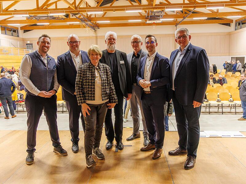Podiumsdiskussion in Adelsdorf: Auf dem Bild sind Cameron Pauly, Tim Scheppe, Gabriele Kullmann (Seniorenbeirat), Horst Heineck (Seniorenbeirat), Ralf Ohmesdahl, Nico Kauper und Norbert Lamm (von links)