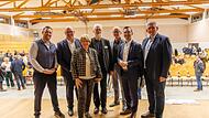 Podiumsdiskussion in Adelsdorf: Auf dem Bild sind Cameron Pauly, Tim Scheppe, Gabriele Kullmann (Seniorenbeirat), Horst Heineck (Seniorenbeirat), Ralf Ohmesdahl, Nico Kauper und Norbert Lamm (von links)