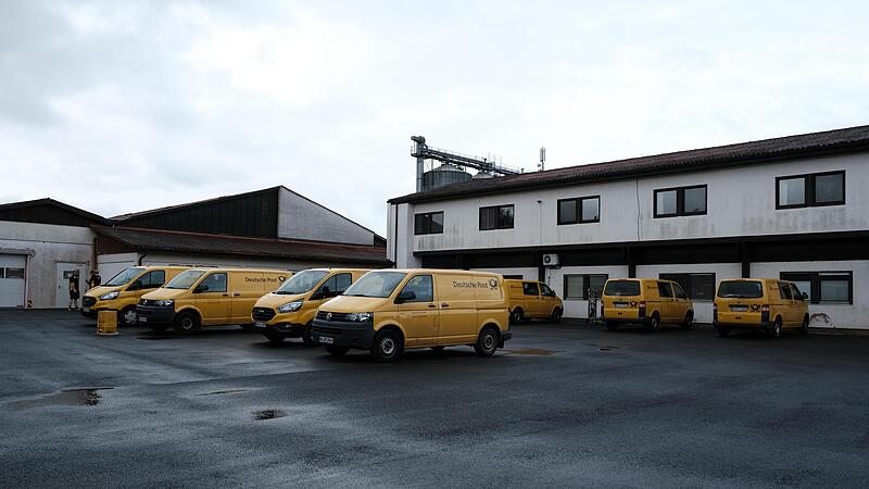 Das neue Postverteilzentrum in Hammelburg bietet im Hof neue Parkplätze für Kleintransporter. Das neue Postverteilzentrum in Hammelburg bietet im Hof neue Parkplätze für Kleintransporter.