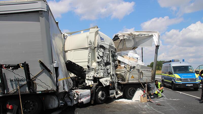 Der Lastwagenunfall legte die Autobahn in Fahrtrichtung mehrere Stunden lahm.
