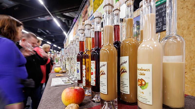 Regionalhalle auf der Consumenta Nürnberg: Die Edelbrennerei Beutner aus Kunreuth ist heuer nicht mehr mit dabei, aber dafür Preuschens Edelbrandbrennerei aus Eggloffstein. Regionalhalle auf der Consumenta Nürnberg: Die Edelbrennerei Beutner aus Kunreuth ist heuer nicht mehr mit dabei, aber dafür Preuschens Edelbrandbrennerei aus Eggloffstein.
