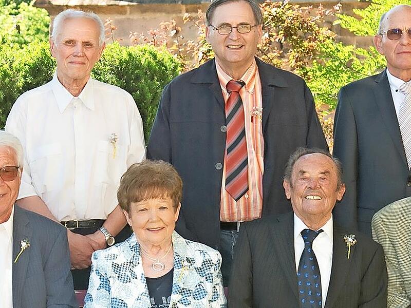 Diese Gläubige begingen diamantene und eiserne Konfirmation. Diese Gläubige begingen diamantene und eiserne Konfirmation.