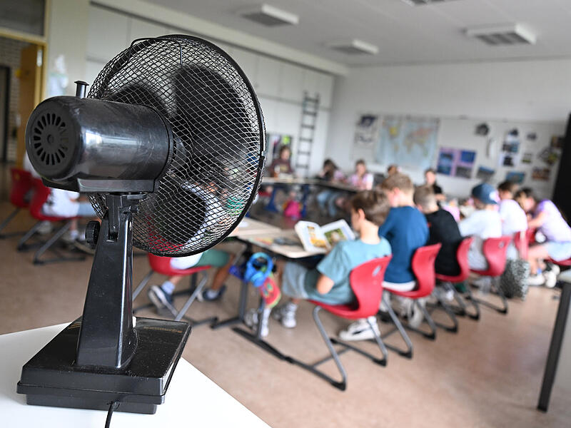 Hitze im Klassenzimmer Ein Ventilator verschafft Abkühlung in einem Klassenzimmer. Wie könnten dagegen langfristige Hitzeschutzmaßnahmen an Schulen in Erlangen-Höchstadt aussehen? (Symbolbild)