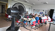 Ein Ventilator verschafft Abk&uuml;hlung in einem Klassenzimmer. Wie k&ouml;nnten dagegen langfristige Hitzeschutzma&szlig;nahmen an Schulen in Erlangen-H&ouml;chstadt aussehen? (Symbolbild)