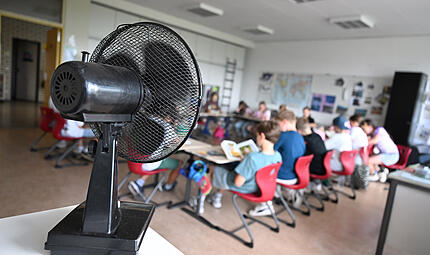 Ein Ventilator verschafft Abk&uuml;hlung in einem Klassenzimmer. Wie k&ouml;nnten dagegen langfristige Hitzeschutzma&szlig;nahmen an Schulen in Erlangen-H&ouml;chstadt aussehen? (Symbolbild)