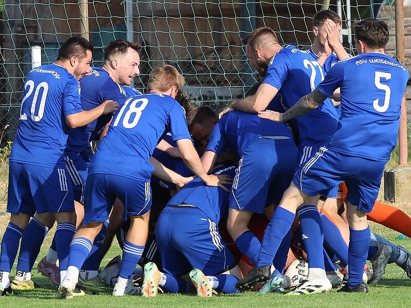 Ein glücklicher Haufen: Der ASV Weisendorf II feiert den verdienten Aufstieg in die Kreisliga. Ein glücklicher Haufen: Der ASV Weisendorf II feiert den verdienten Aufstieg in die Kreisliga.