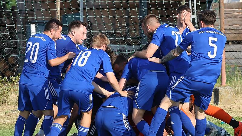 Ein glücklicher Haufen: Der ASV Weisendorf II feiert den verdienten Aufstieg in die Kreisliga. Ein glücklicher Haufen: Der ASV Weisendorf II feiert den verdienten Aufstieg in die Kreisliga.