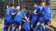 Ein gl&uuml;cklicher Haufen: Der ASV Weisendorf II feiert den verdienten Aufstieg in die Kreisliga.