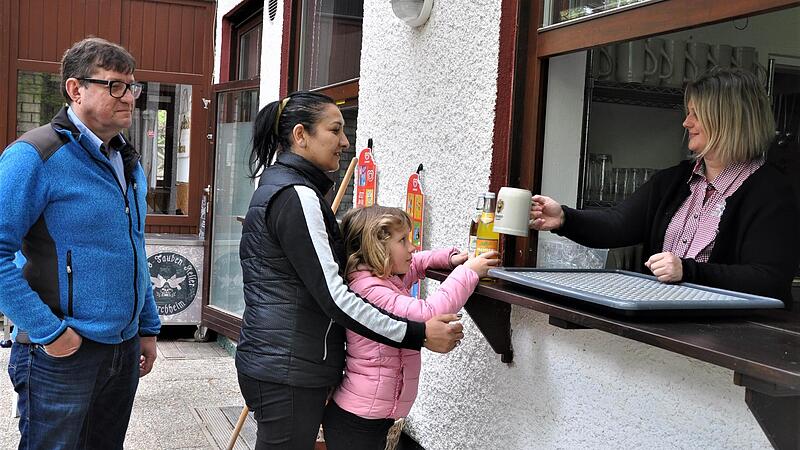 Sabrina Wittnebel (rechts) reicht Getr&auml;nke durchs Schankfenster an ihre G&auml;ste.Forchheim & Fr&auml;nkische Schweiz