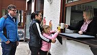 Sabrina Wittnebel (rechts) reicht Getr&auml;nke durchs Schankfenster an ihre G&auml;ste.Forchheim & Fr&auml;nkische Schweiz