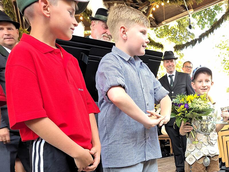 Rund ums Kinderschie&szlig;en um die Titel "Schwanenk&ouml;nigin" und "Vogelk&ouml;nig".Bilderserie: Schwanenk&ouml;nigin und Vogelk&ouml;nig