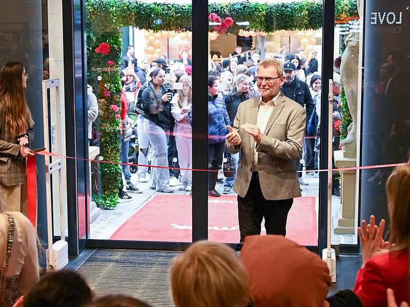 TK Maxx in Coburg er&ouml;ffnet: Hier spricht Store-Manager Joachim Prei&szlig; noch kurz zu den Mitarbeiterinnen und Mitarbeitern.