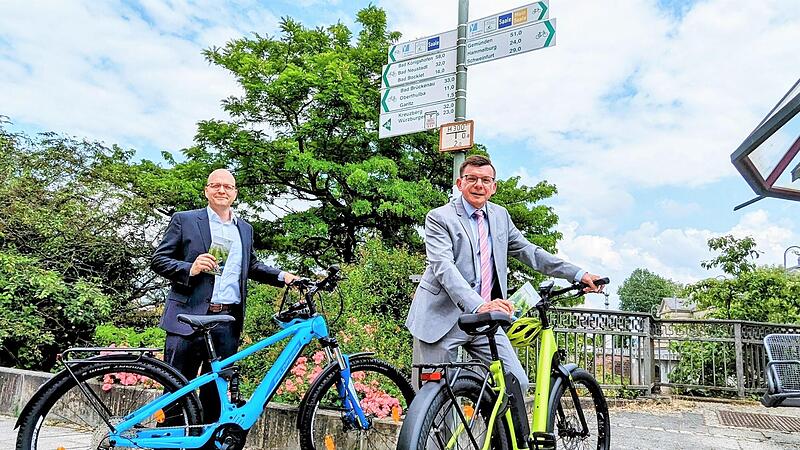 F&uuml;r das gut ausgeschilderte Radwege-Netz durch &bdquo;Frankens Saalest&uuml;ck&ldquo; werben Verbandsvorsitzender Armin Warmuth (CSU, rechts), B&uuml;rgermeister von Hammelburg, und Bad Kissingens Oberb&uuml;rgermeister Dirk Vogel (SPD).