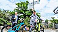 Für das gut ausgeschilderte Radwege-Netz durch „Frankens Saalestück“ werben Verbandsvorsitzender Armin Warmuth (CSU, rechts), Bürgermeister von Hammelburg, und Bad Kissingens Oberbürgermeister Dirk Vogel (SPD).