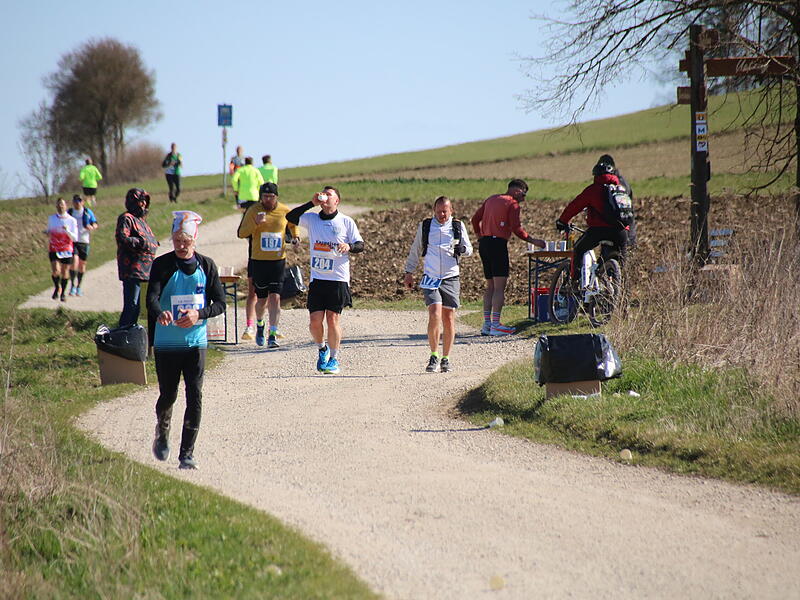 Strahlender Sonnenschein, aber nur niedrige Plusgrade erwartete die L&auml;ufer beim 19. Obermain-Marathon rund um Bad Staffelstein. Die Marathon-Strecke f&uuml;hrte wieder an den beiden Wahrzeichen der Kurstadt, dem Kloster Banz und der Basilika Vierzehnheiligen vorbei.