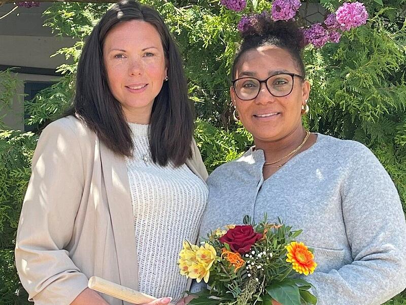 Blumen und Stabübergabe (von links) Jelena Hilfer und Stefanie Baldwin. Blumen und Stabübergabe (von links) Jelena Hilfer und Stefanie Baldwin.
