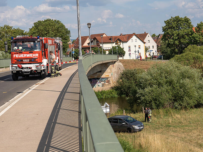 Zeuge entdeckt leblosen Körper im Wasser: Großeinsatz nach Leichenfund am Main Zeuge entdeckt leblosen Körper im Wasser: Großeinsatz nach Leichenfund am Main