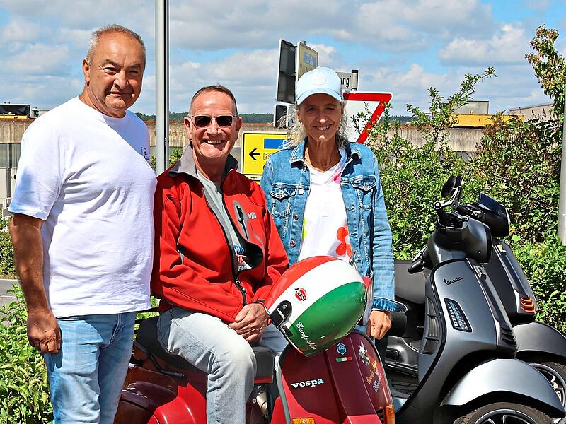 Vespa-Fans Svend Richter mit Reinhold und Svenja Dippold, den Gastgebern des Vespa-Treffens. Wolfgang Desombre