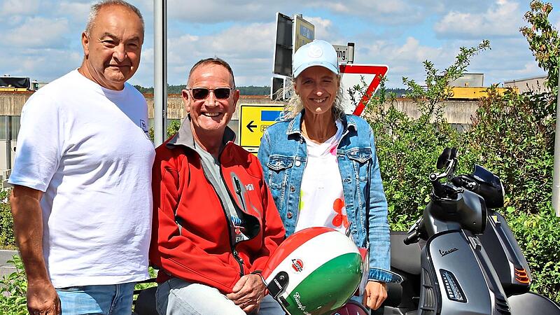Vespa-Fans Svend Richter mit Reinhold und Svenja Dippold, den Gastgebern des Vespa-Treffens. Wolfgang Desombre Vespa-Fans Svend Richter mit Reinhold und Svenja Dippold, den Gastgebern des Vespa-Treffens. Wolfgang Desombre