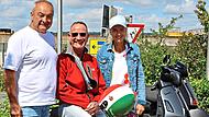 Vespa-Fans Svend Richter mit Reinhold und Svenja Dippold, den Gastgebern des Vespa-Treffens. Wolfgang Desombre Vespa-Fans Svend Richter mit Reinhold und Svenja Dippold, den Gastgebern des Vespa-Treffens. Wolfgang Desombre