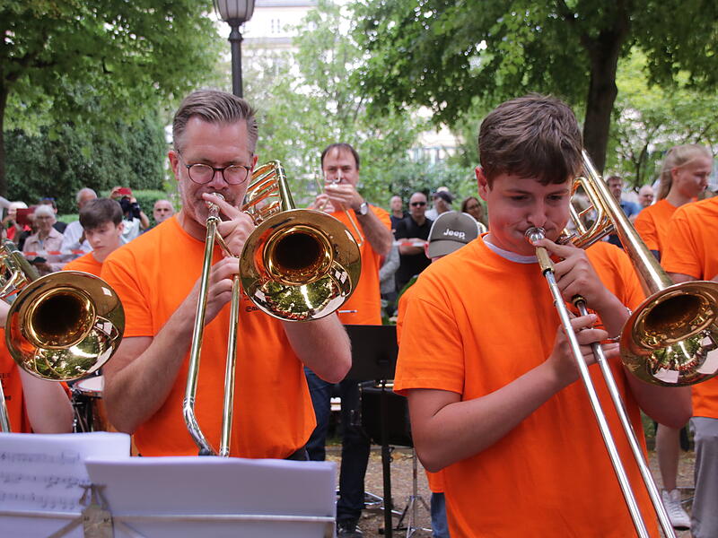 Roman Riedel (links), stellvertretender Leiter der Musikschule Bad Kissingen und Austauschsch&uuml;ler Jace spielen auf ihren Posaunen.