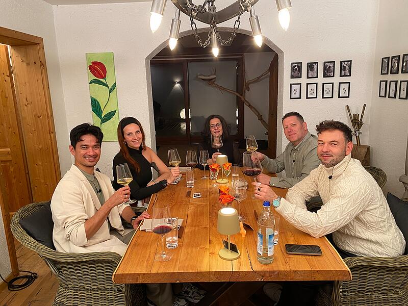 Finale beim „perfekten Dinner“ von VOX: An Tag 5 wird's in Stegaurach italienisch! Die Gäste freuen sich auf den Abend (v.l.n.r.: Ragil Mahardika, Lui Lehrieder, Gastgeberin Angela Laguionie, Schorsch Knorr und Mathias Schlosser). Finale beim perfekten Dinner von VOX: An Tag 5 wird's in Stegaurach italienisch! (v.l.n.r.: Ragil, Lui, Gastgeberin Angela, Schorsch und Mathias)