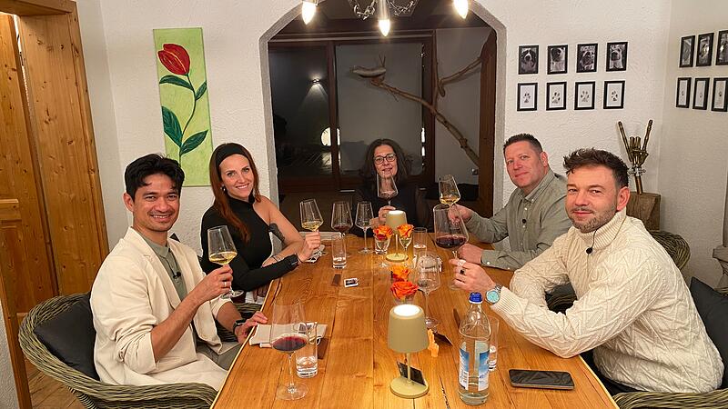 Finale beim perfekten Dinner von VOX: An Tag 5 wird's in Stegaurach italienisch! (v.l.n.r.: Ragil, Lui, Gastgeberin Angela, Schorsch und Mathias) Finale beim perfekten Dinner von VOX: An Tag 5 wird's in Stegaurach italienisch! (v.l.n.r.: Ragil, Lui, Gastgeberin Angela, Schorsch und Mathias)